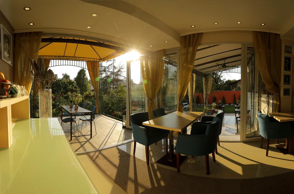 Bed & Breakfast Garden40 เบลเกรด ภายนอก รูปภาพ